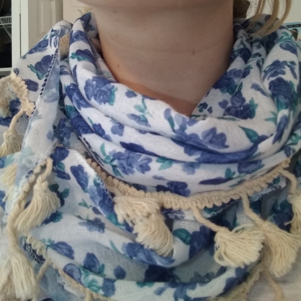 Blue roses scarf with tassels